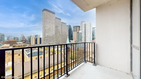 $2,895 | 210 South Desplaines Street, Unit 907, Chicago, IL 60661
