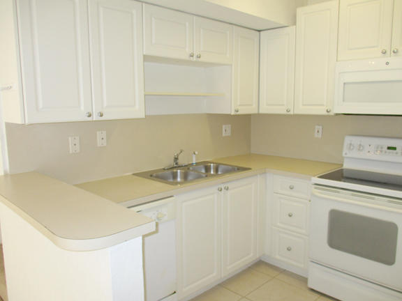 8285 Thames Boulevard, Unit A Boca Raton, FL 33433 - Photo 4 of 14 kitchen