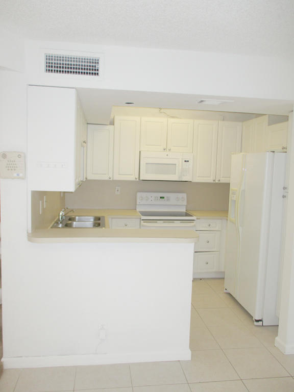 8285 Thames Boulevard, Unit A Boca Raton, FL 33433 - Photo 5 of 14 kitchen3