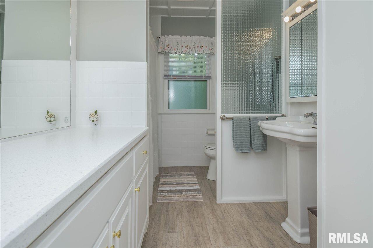 2121 Fairhaven Road Davenport, IA 52803 - Photo 17 of 23 Gallery Image 17
