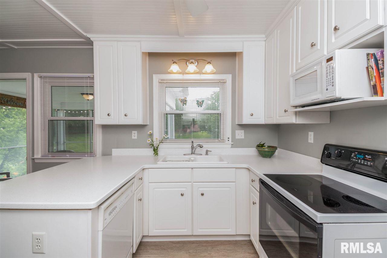 2121 Fairhaven Road Davenport, IA 52803 - Photo 9 of 23 Gallery Image 9