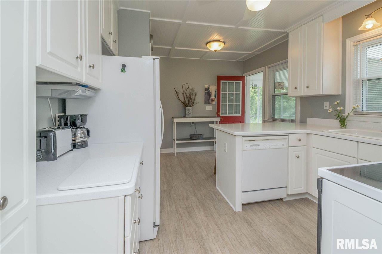 2121 Fairhaven Road Davenport, IA 52803 - Photo 10 of 23 Gallery Image 10