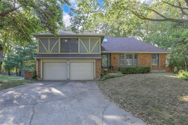 $365,000 | 1117 Northeast Clubhouse Lane, Lee's Summit, MO 64086