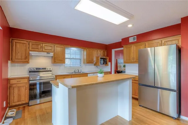 $365,000 | 1117 Northeast Clubhouse Lane, Lee's Summit, MO 64086