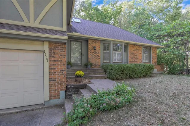 $365,000 | 1117 Northeast Clubhouse Lane, Lee's Summit, MO 64086