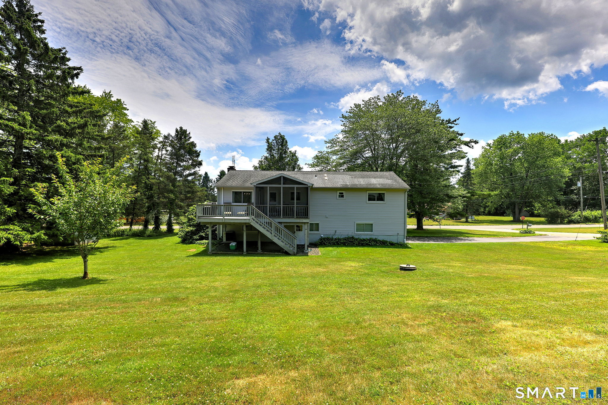31 Paugussett Road Newtown, CT 06482 - Photo 5 of 40
