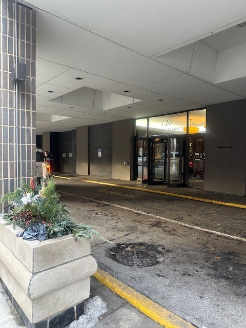 720 West Gordon Terrace, Unit 7M Chicago, IL 60613 - Photo 2 of 7