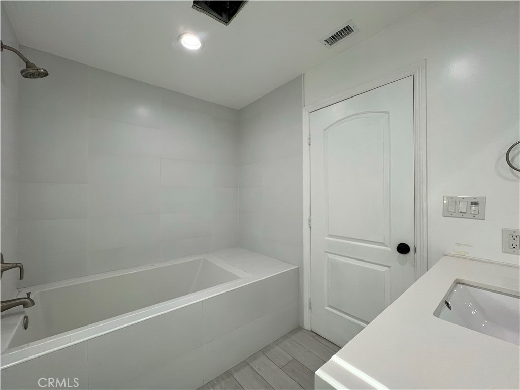 1019 South Gramercy Drive Los Angeles, CA 90019 - Photo 22 of 39