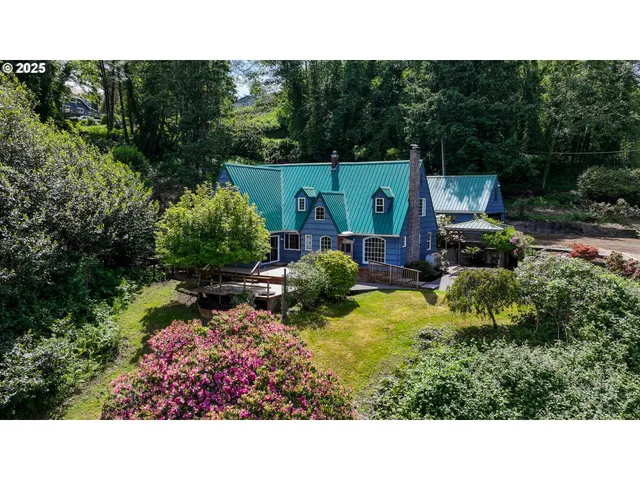 a view of a house with a backyard