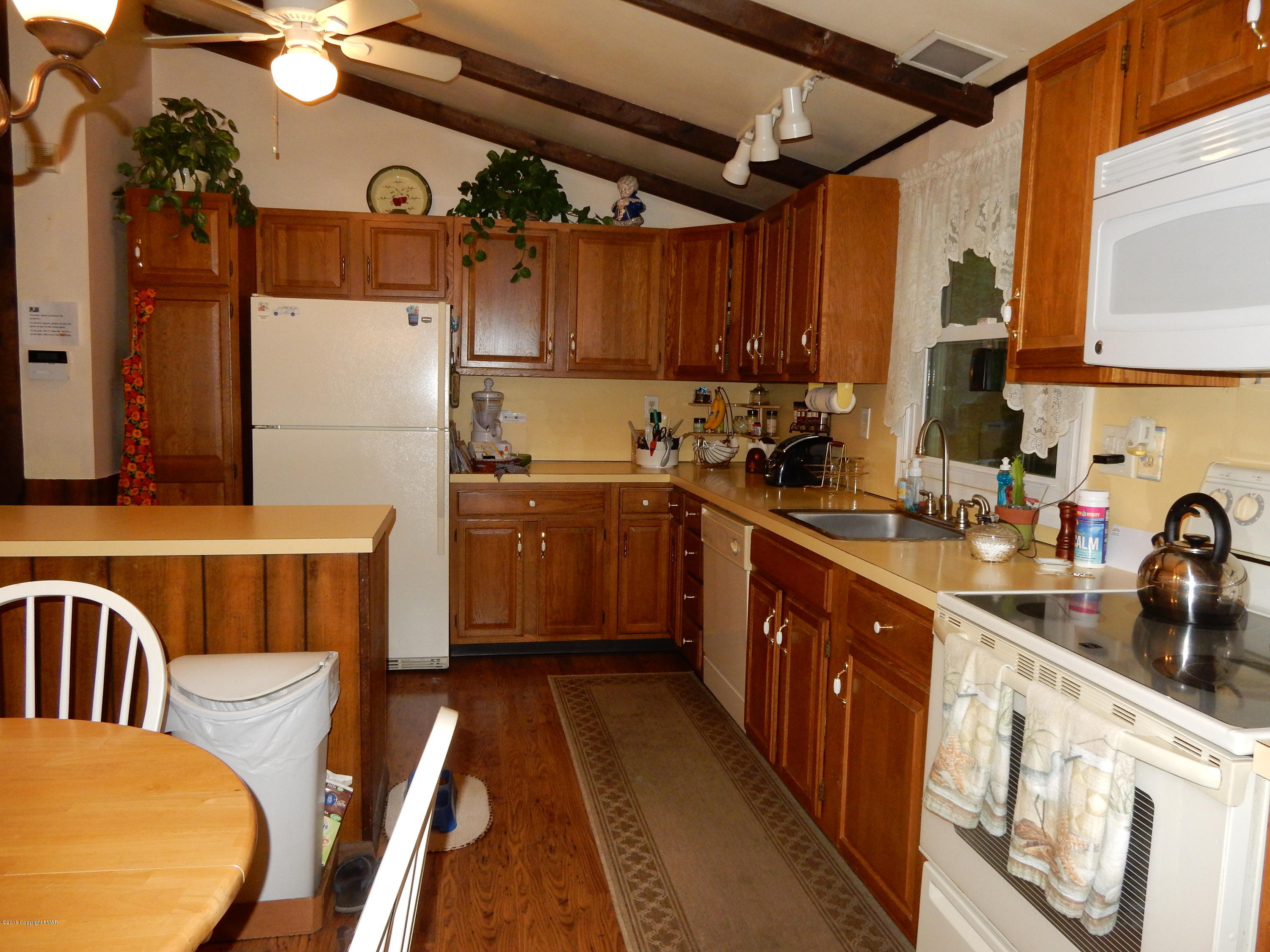 183 Fish Hill Road Tannersville, PA 18372 - Photo 13 of 33 Kitchen w/ vaulted ceiling