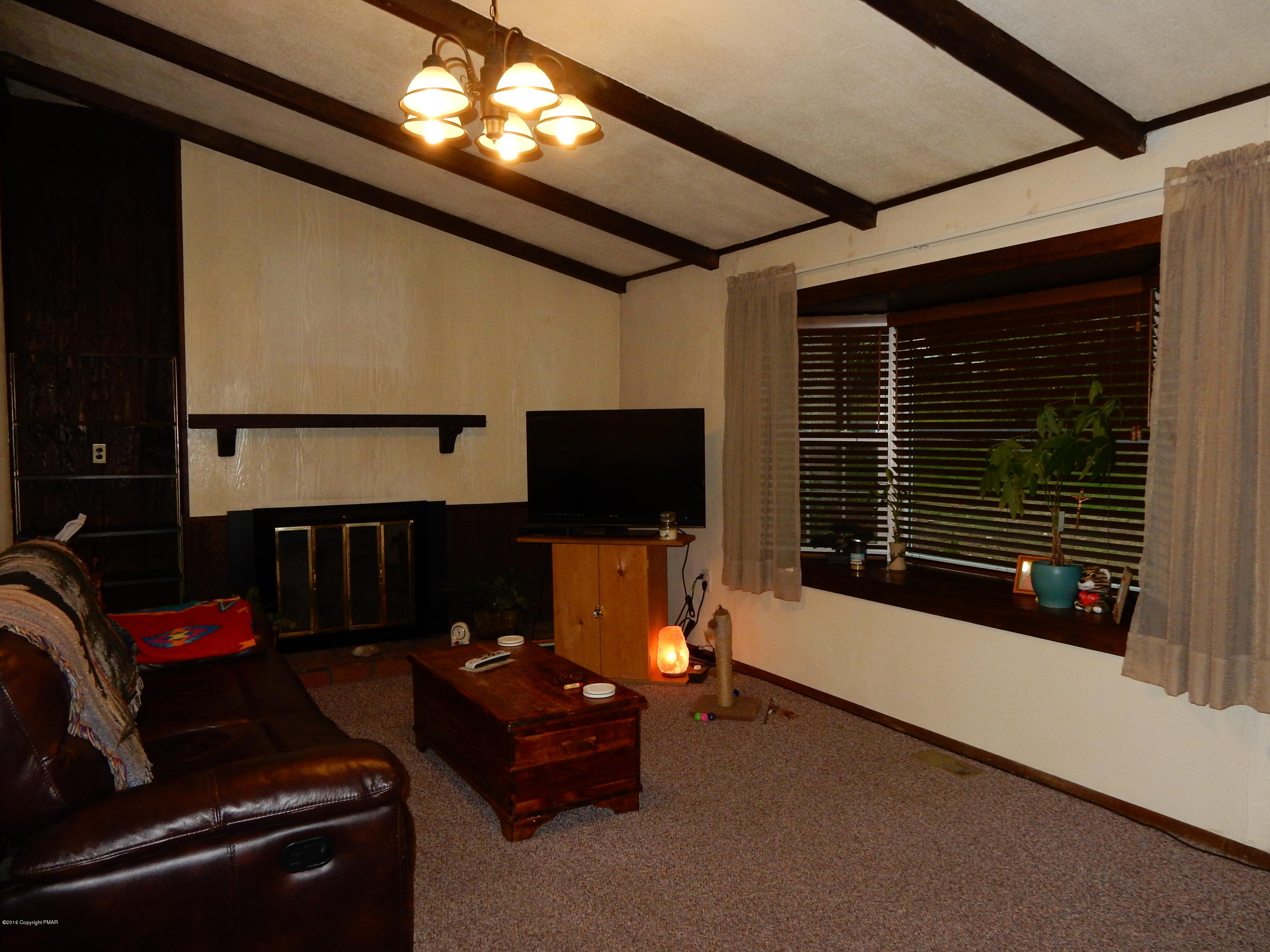 183 Fish Hill Road Tannersville, PA 18372 - Photo 16 of 33 Living Room