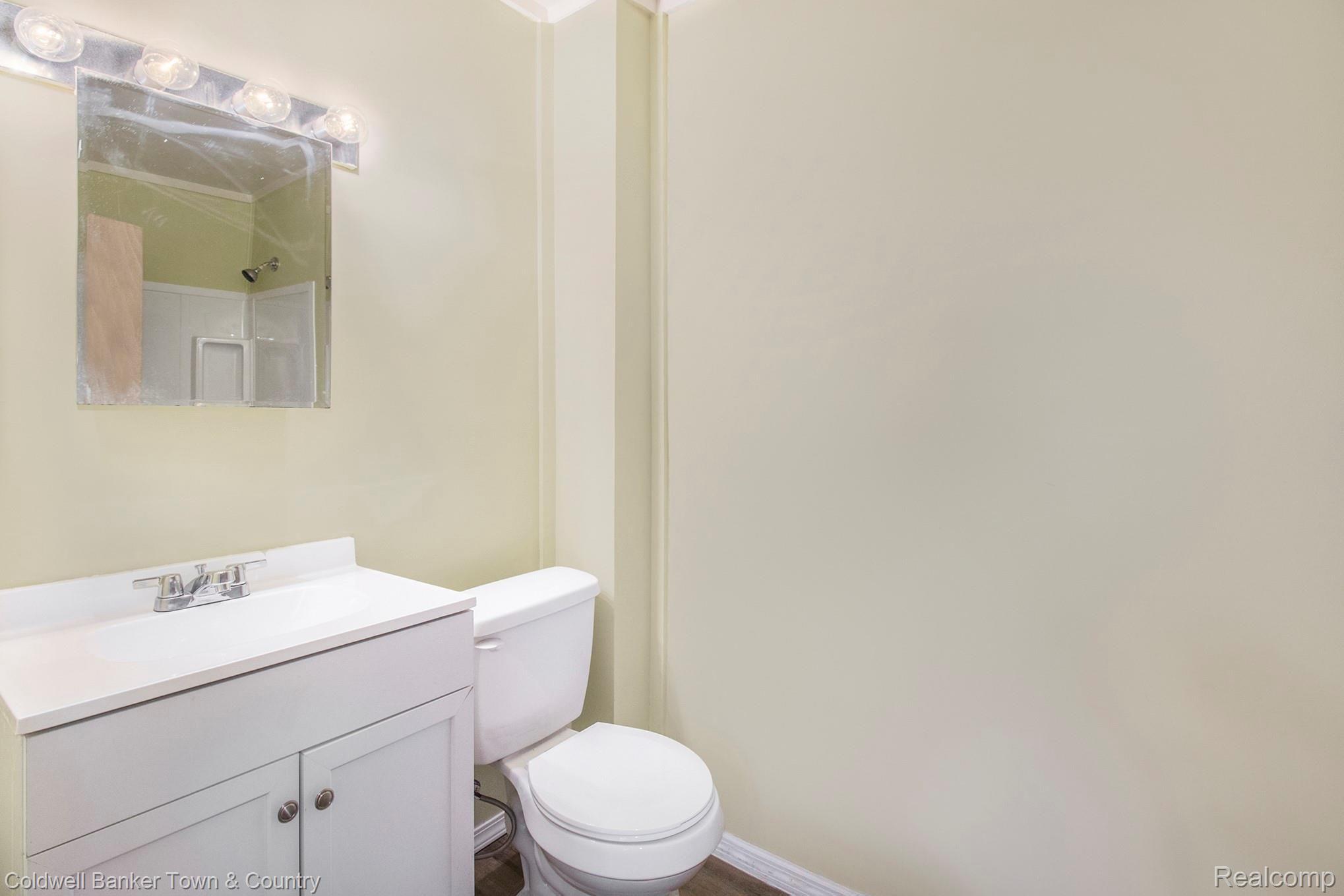 610 West Clinton Street Howell, MI 48843 - Photo 16 of 19 612 W Clinton Bath