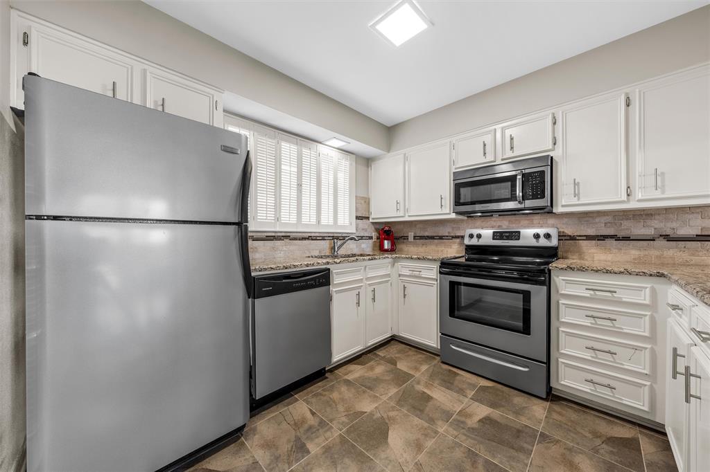 2901 Lake Shore Drive, Unit 405 Waco, TX 76708 - Photo 10 of 31 a kitchen with a refrigerator stove and microwave