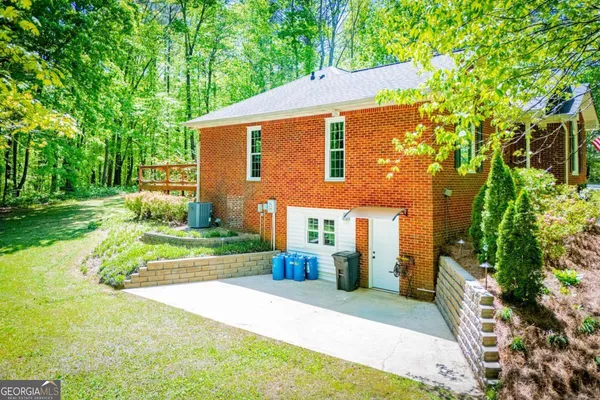 a view of a house with backyard and a tree