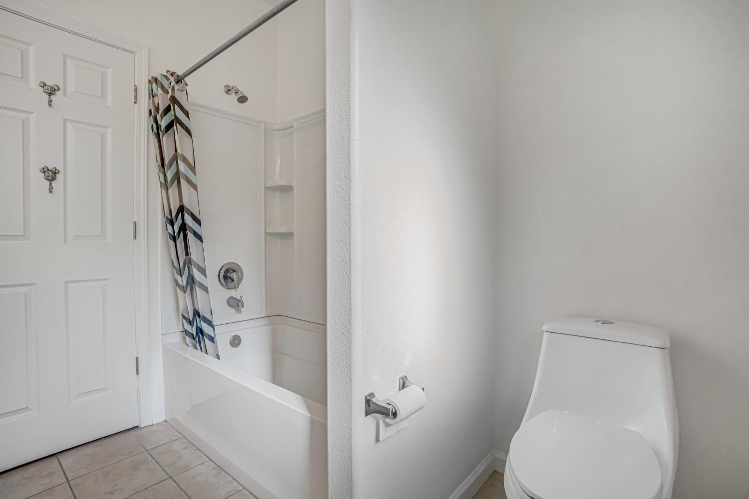 3062 North Filbert Avenue Fresno, CA 93727 - Photo 18 of 41 a bathroom with a toilet and a bathtub
