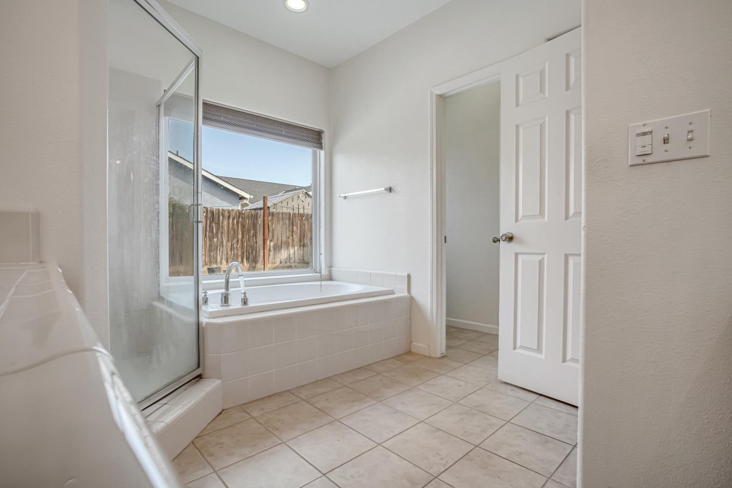 3062 North Filbert Avenue Fresno, CA 93727 - Photo 24 of 41 a spacious bathroom with a bathtub and a shower