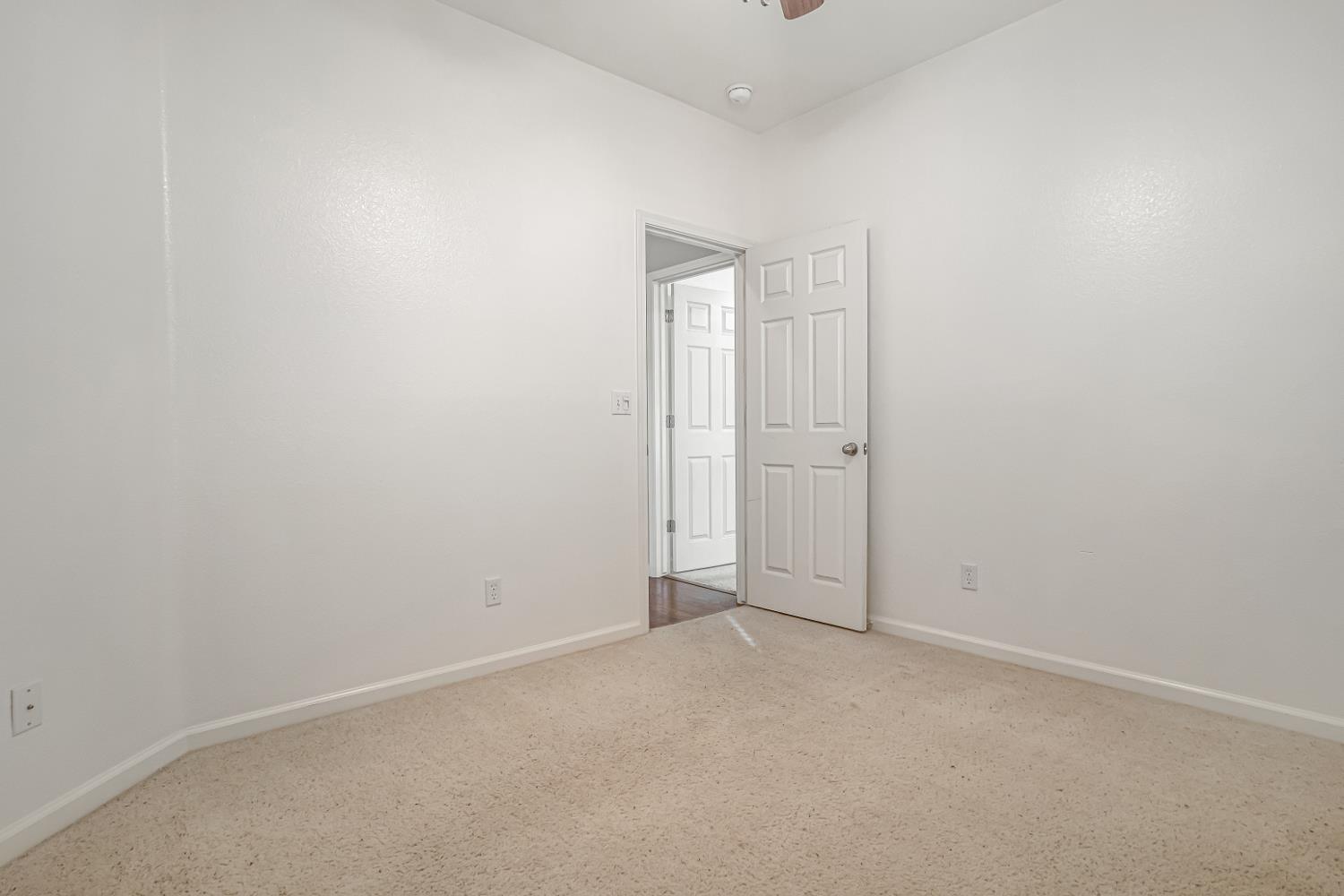 3062 North Filbert Avenue Fresno, CA 93727 - Photo 28 of 41 an empty room with an entryway