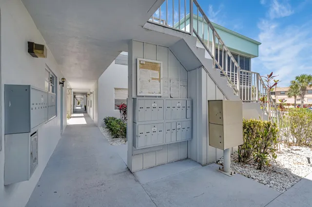 a view of entryway and hall