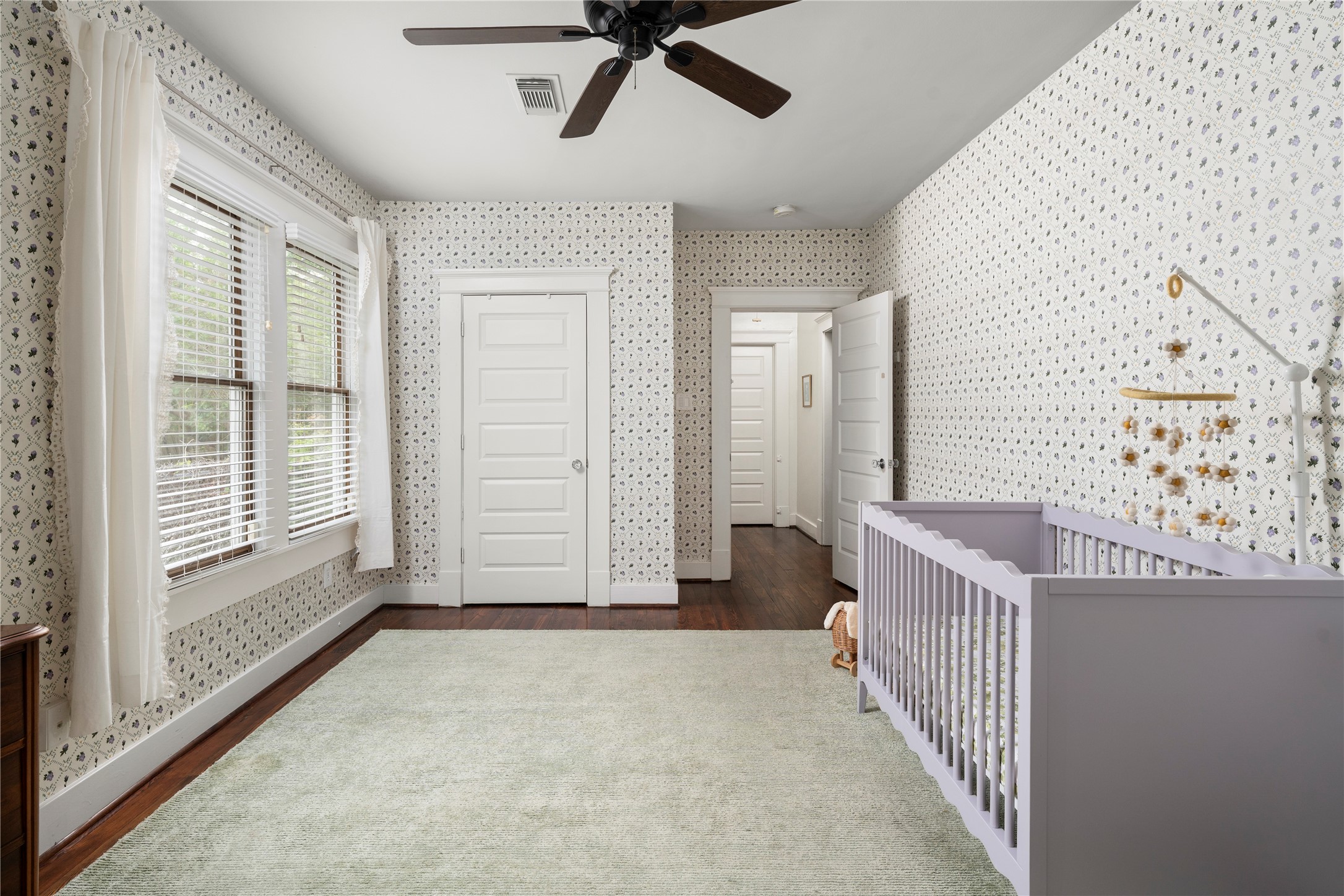 602 Aurora Street Houston, TX 77008 - Photo 18 of 36 Large secondary bedroom with a similar sense of scale and light. Clean lines and neutral tones keep the room feeling bright and comfortable. A well-sized space that offers more flexibility than typical secondary rooms.