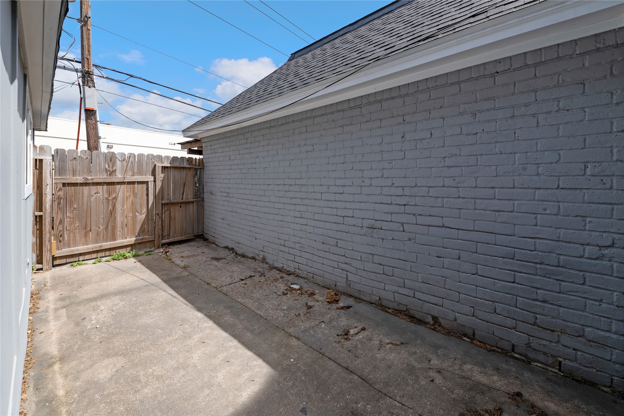 2675 Gessner Road Houston, TX 77080 - Photo 28 of 40 a view of a backyard