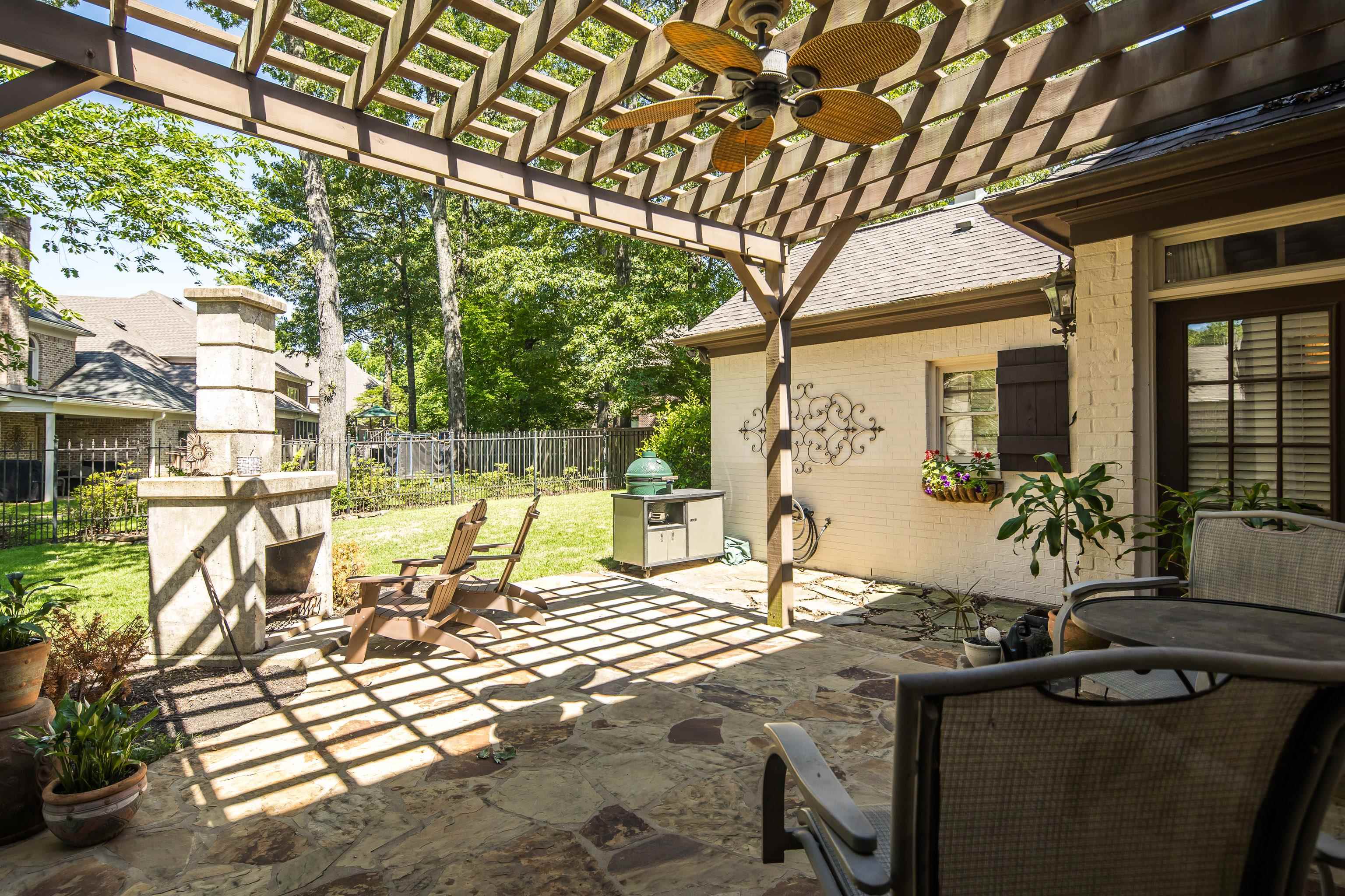 210 Ivy Grove Lane Collierville, TN 38017 - Photo 36 of 40 a view of a patio with table and chairs and potted plants