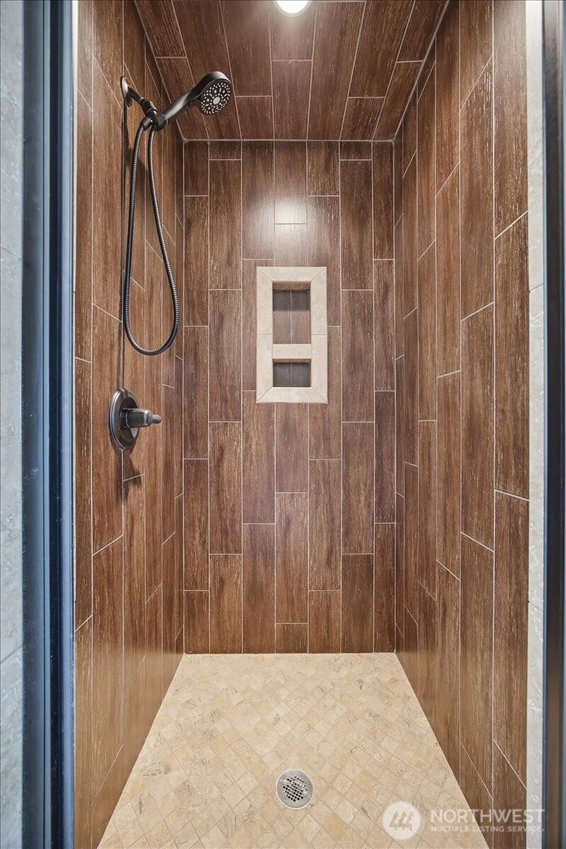 6304 Turf Paradise Drive Pasco, WA 99301 - Photo 14 of 40 a bathroom with a shower