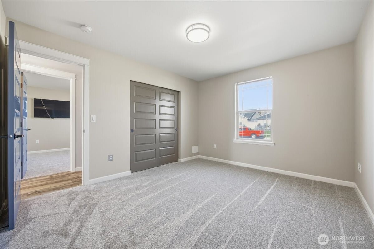 6304 Turf Paradise Drive Pasco, WA 99301 - Photo 27 of 40 an empty room with windows