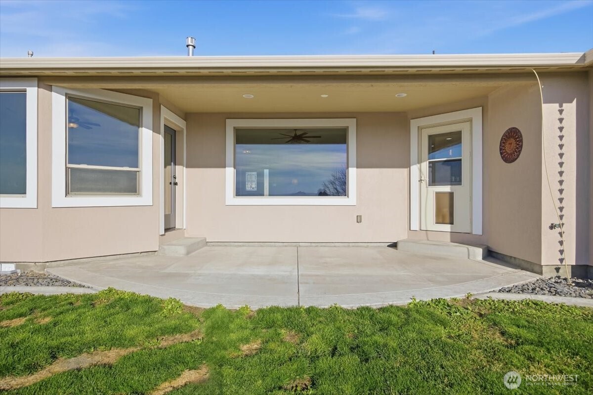 6304 Turf Paradise Drive Pasco, WA 99301 - Photo 31 of 40 front view of a house