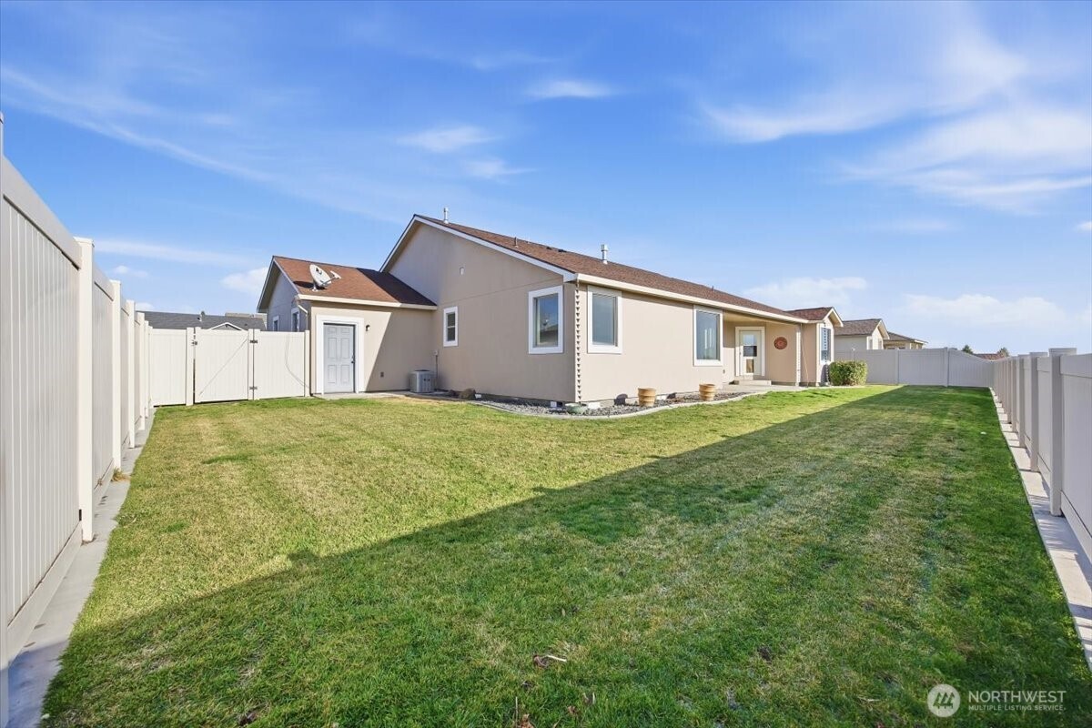 6304 Turf Paradise Drive Pasco, WA 99301 - Photo 33 of 40 a house view with garden space