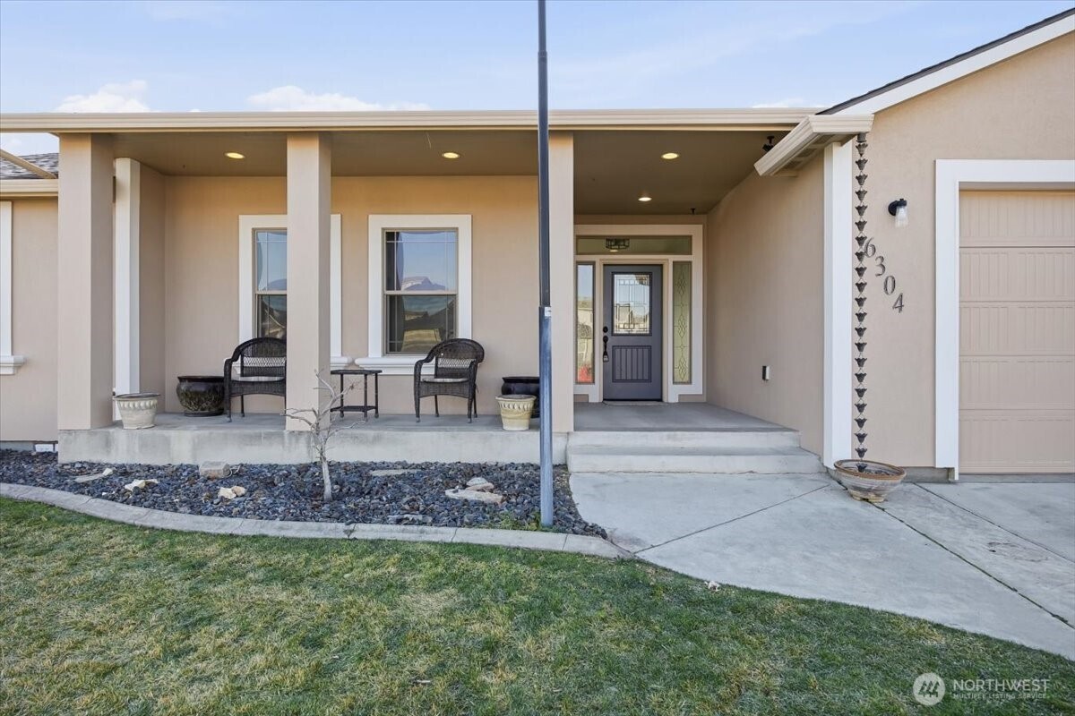 6304 Turf Paradise Drive Pasco, WA 99301 - Photo 4 of 40 a view of a hallway with a chair and dining table