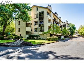 642 Wimbledon Court Eugene, OR 97401 - Photo 2 of 35
