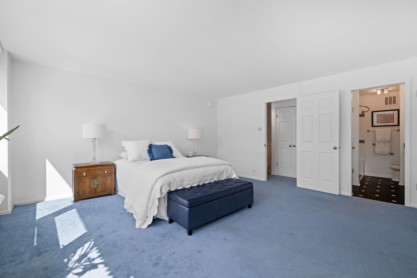 1630 Sheridan Road, Unit 2F Wilmette, IL 60091 - Photo 14 of 25 a spacious bedroom with a bed and wooden floor