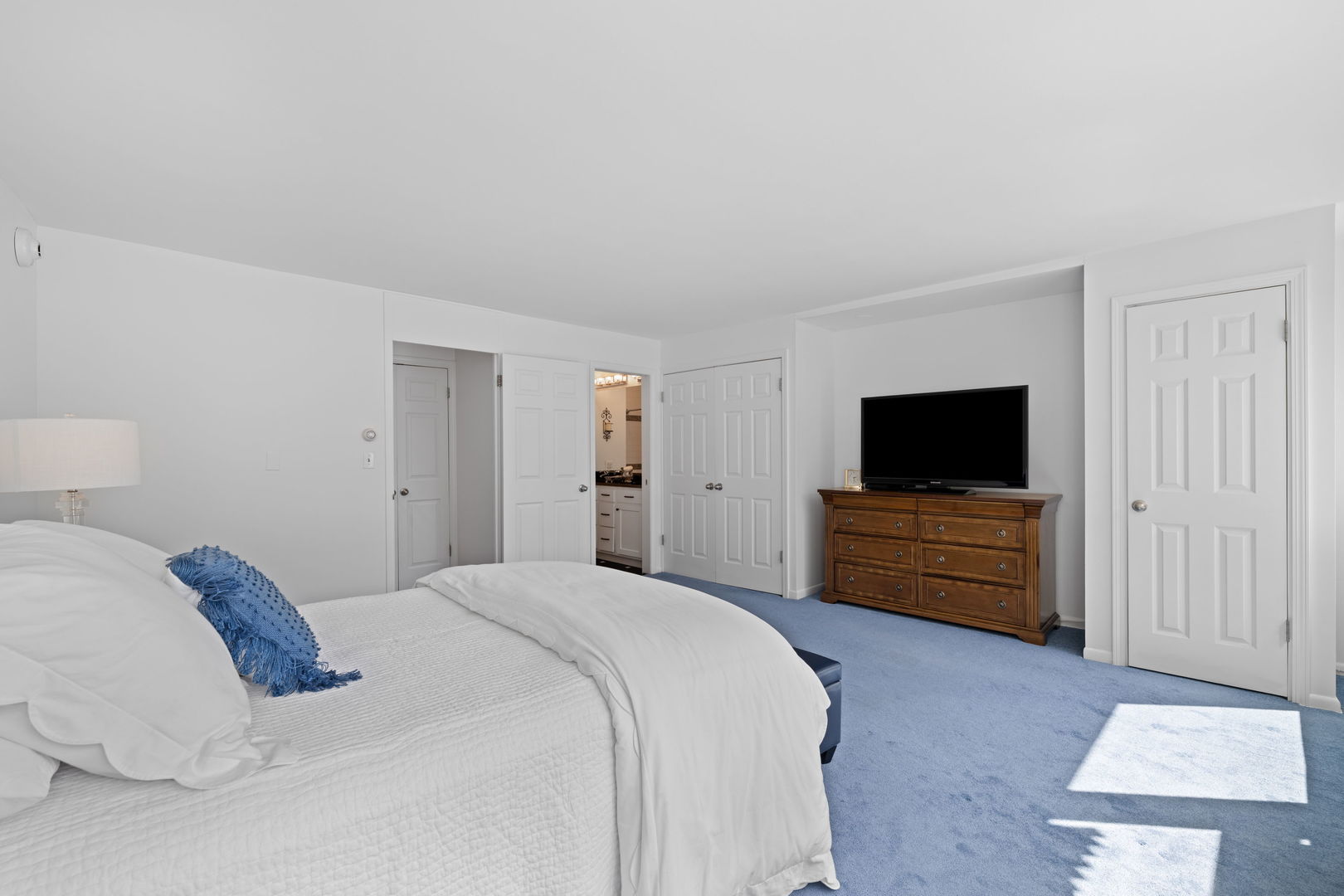 1630 Sheridan Road, Unit 2F Wilmette, IL 60091 - Photo 15 of 25 a bedroom with a bed and a television in it