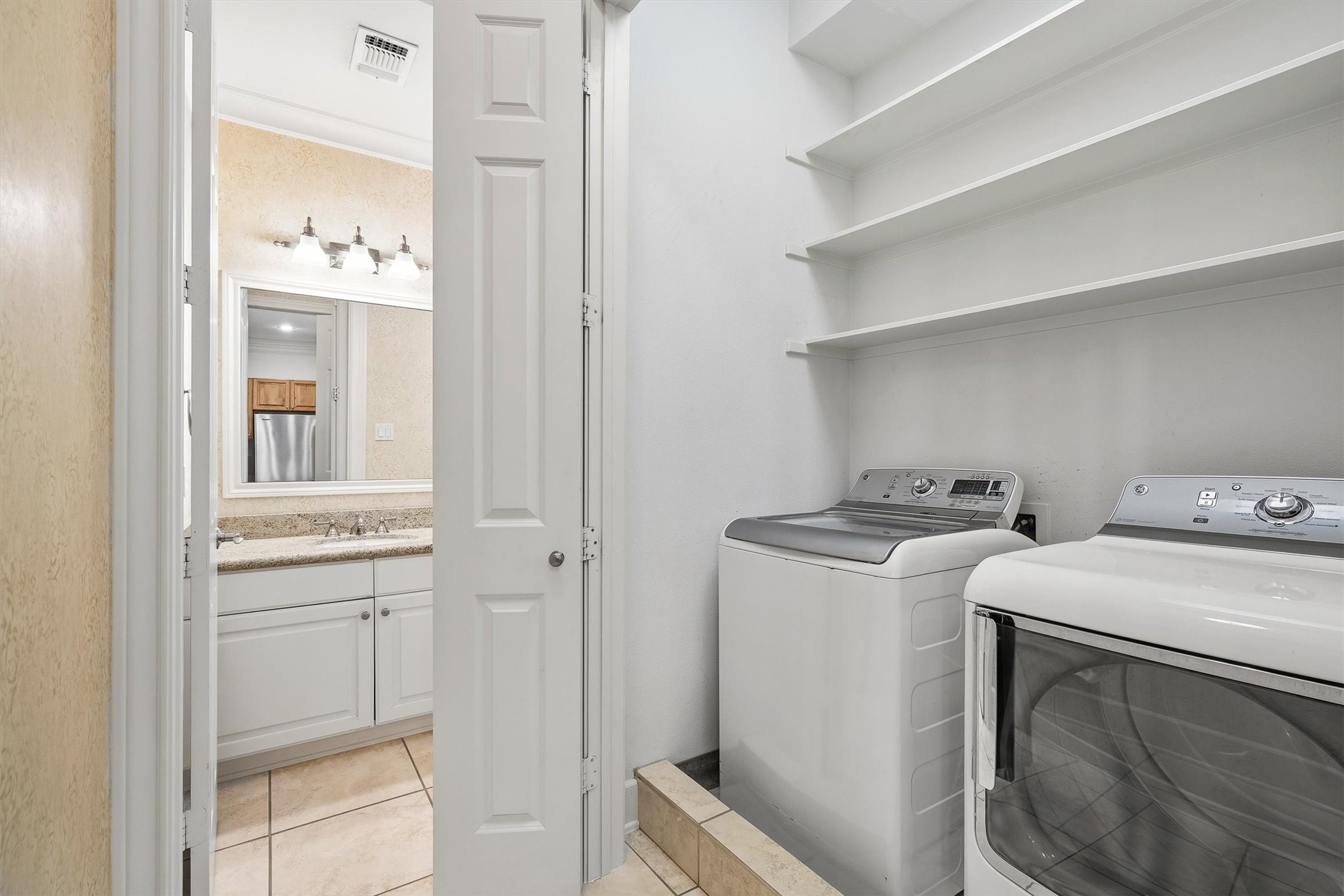 5507 Val Verde Street Houston, TX 77056 - Photo 27 of 42 a utility room with dryer and washer