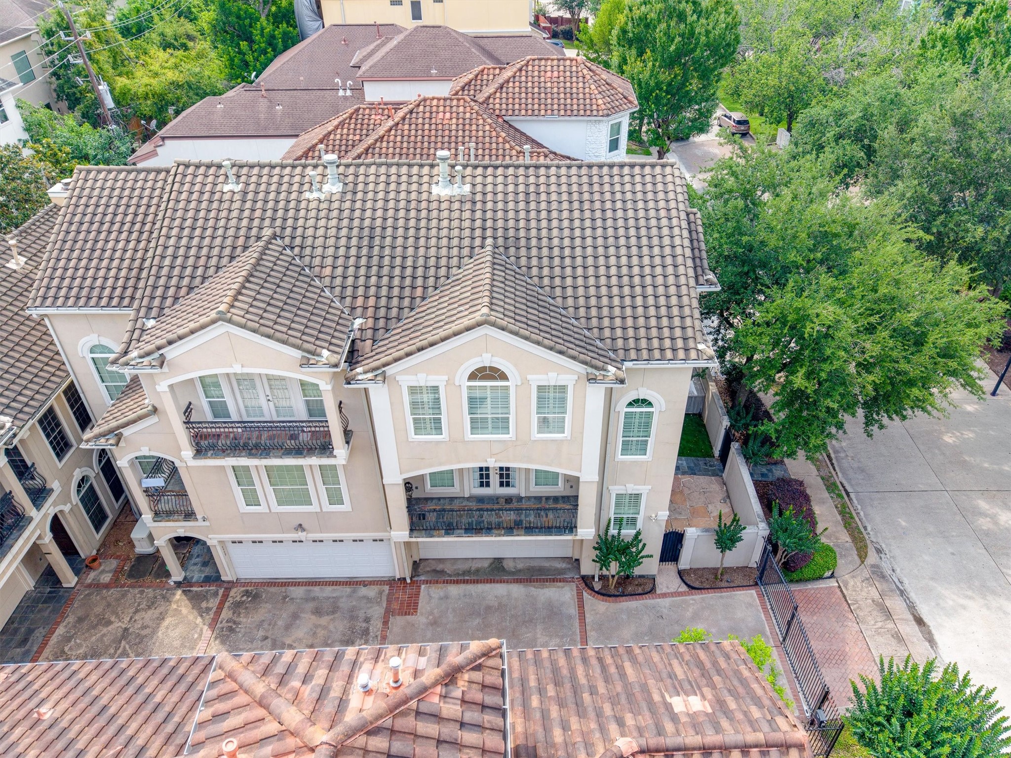 5507 Val Verde Street Houston, TX 77056 - Photo 4 of 42 a front view of a house with a garden
