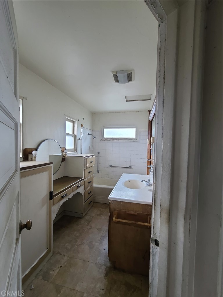 1148 Locust Avenue Long Beach, CA 90813 - Photo 15 of 22 a en suite bathroom with a sink toilet and tub