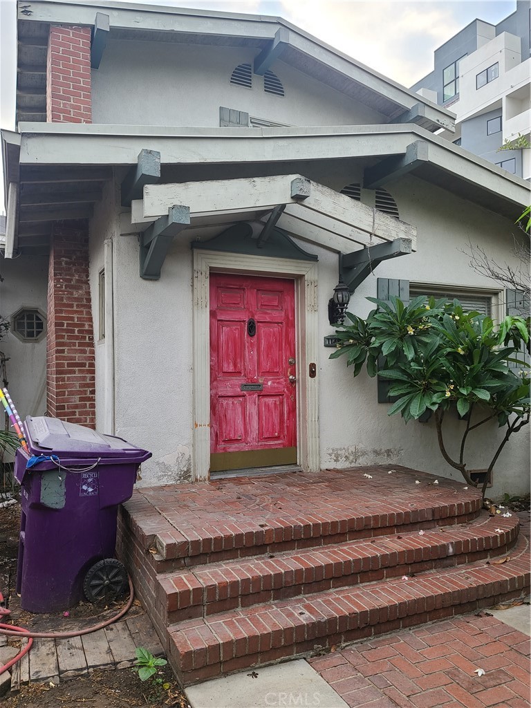 1148 Locust Avenue Long Beach, CA 90813 - Photo 2 of 22 a vase of flowers sitting on a table