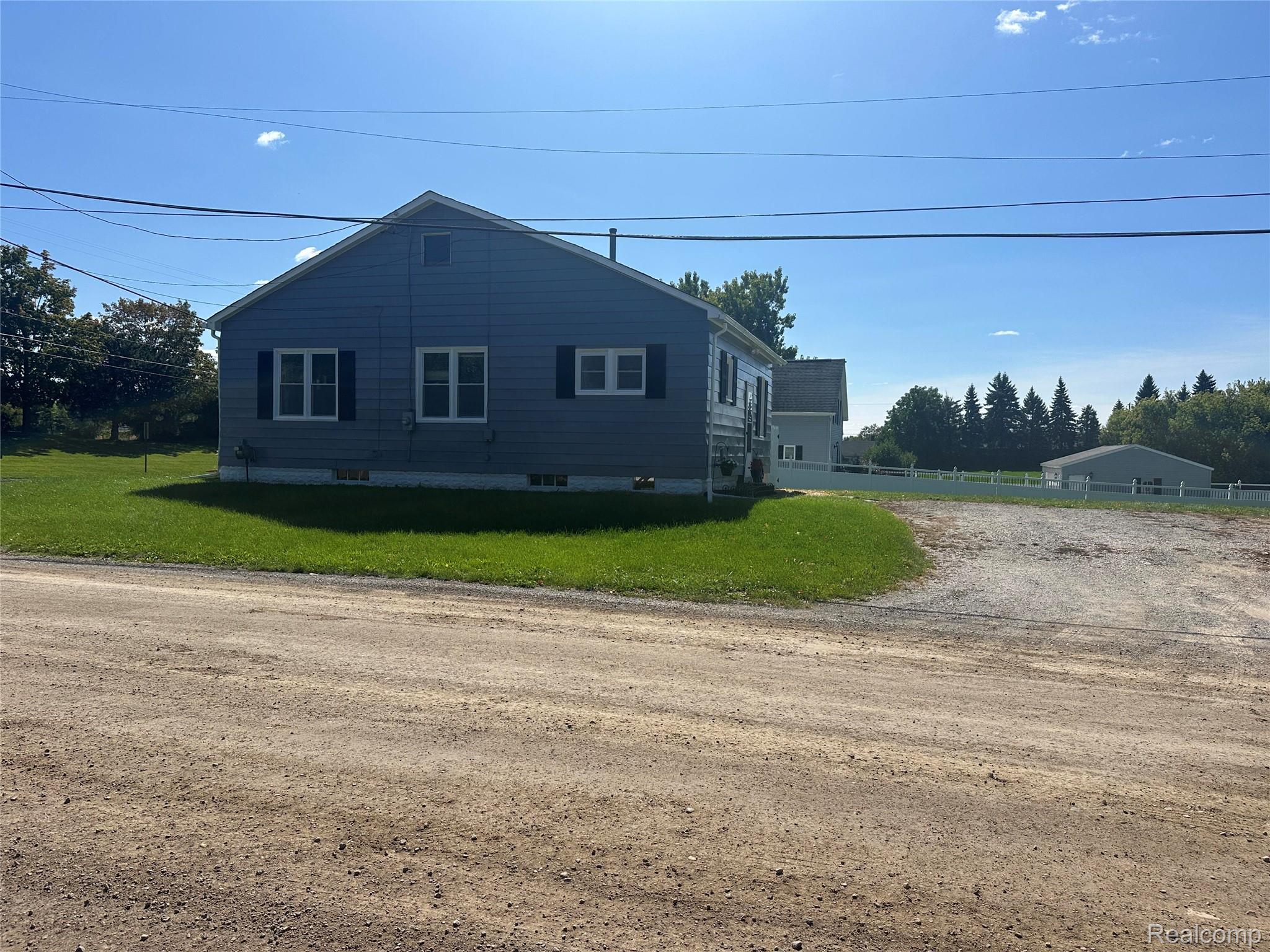 1574 South Graham Road Flint, MI 48532 - Photo 6 of 27 006_beyc6aa830407bb1d.jpg