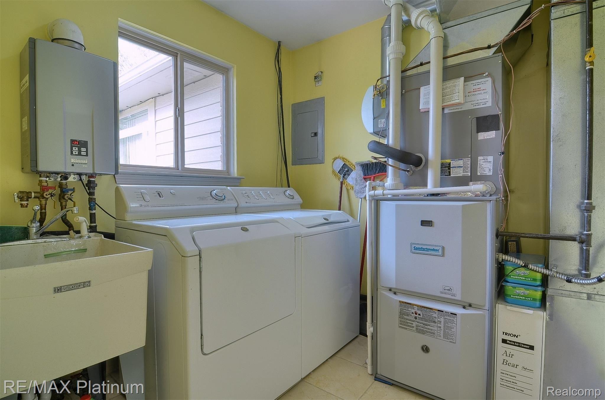 578 Ridge Road Walled Lake, MI 48390 - Photo 17 of 34 17-Laundry Room.jpg