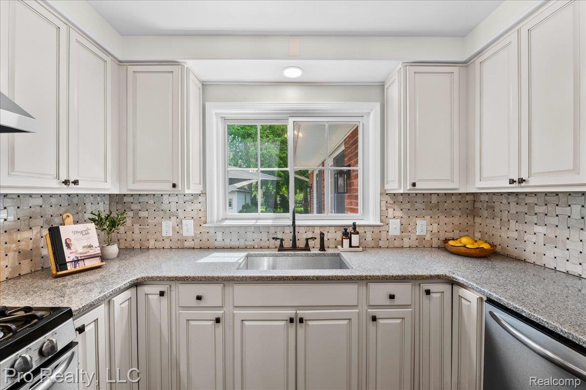 429 Roland Road Grosse Pointe, MI 48236 - Photo 14 of 34