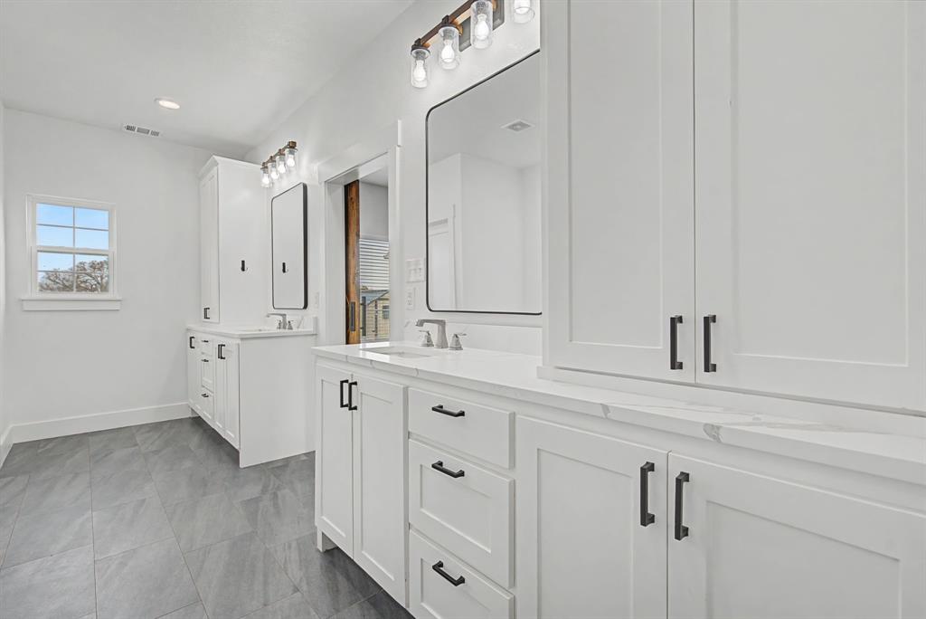 192 Riverside Drive Decatur, TX 76234 - Photo 19 of 32 a spacious bathroom with double vanity sink a mirror and bathtub