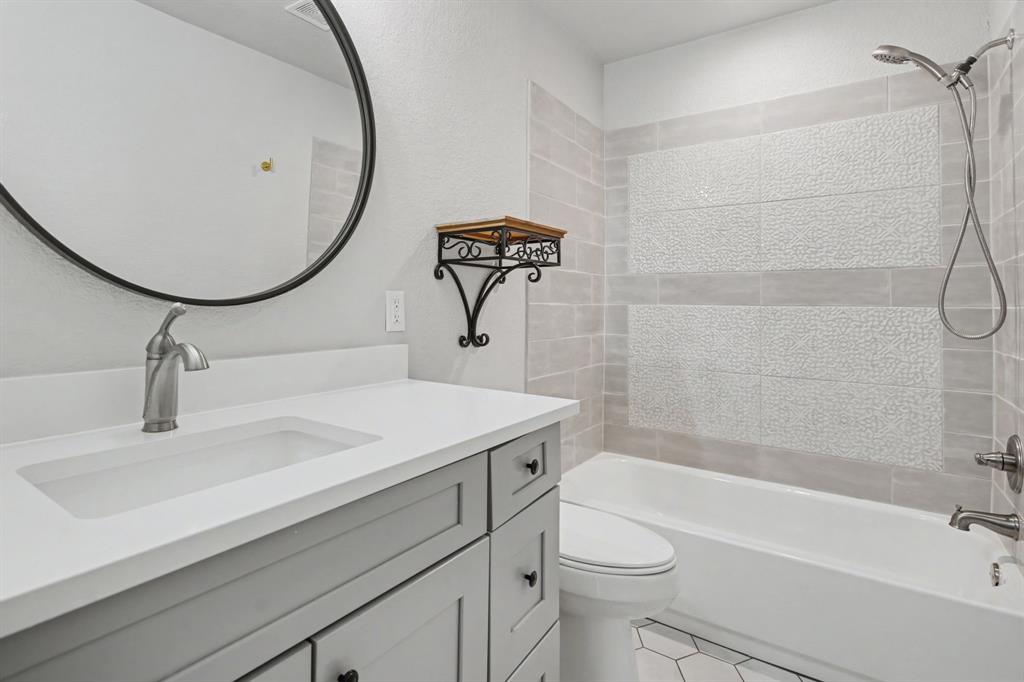 192 Riverside Drive Decatur, TX 76234 - Photo 25 of 32 a bathroom with a sink a toilet and bathtub