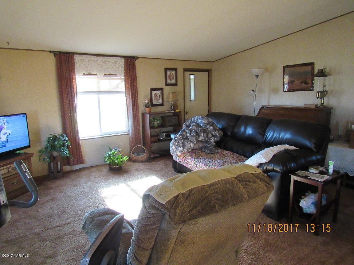 10041 Fort Road Wapato, WA 98951 - Photo 3 of 5 a living room with furniture and a potted plant