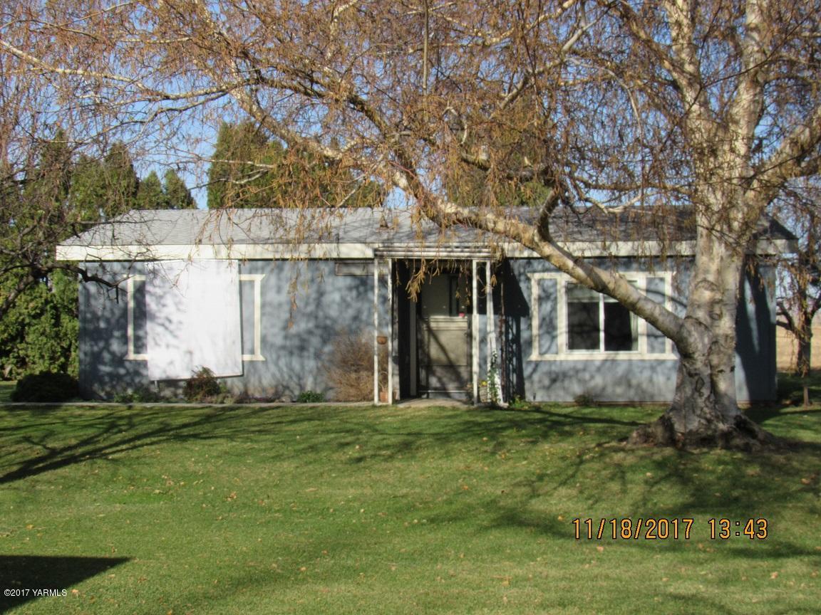 10041 Fort Road Wapato, WA 98951 - Photo 5 of 5 a view of a house with a yard