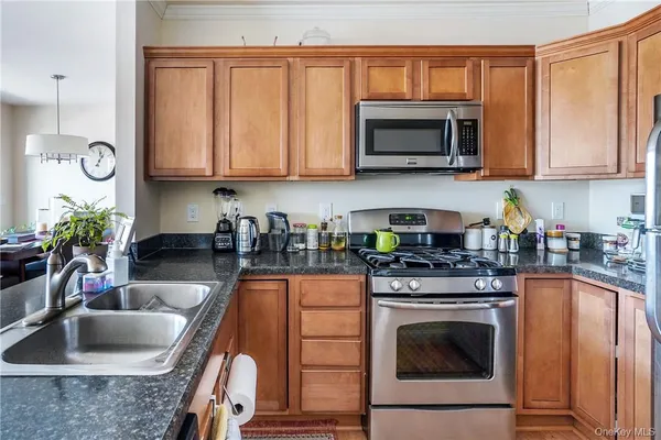 $4,100 | 297 West Post Road, White Plains, NY 10606