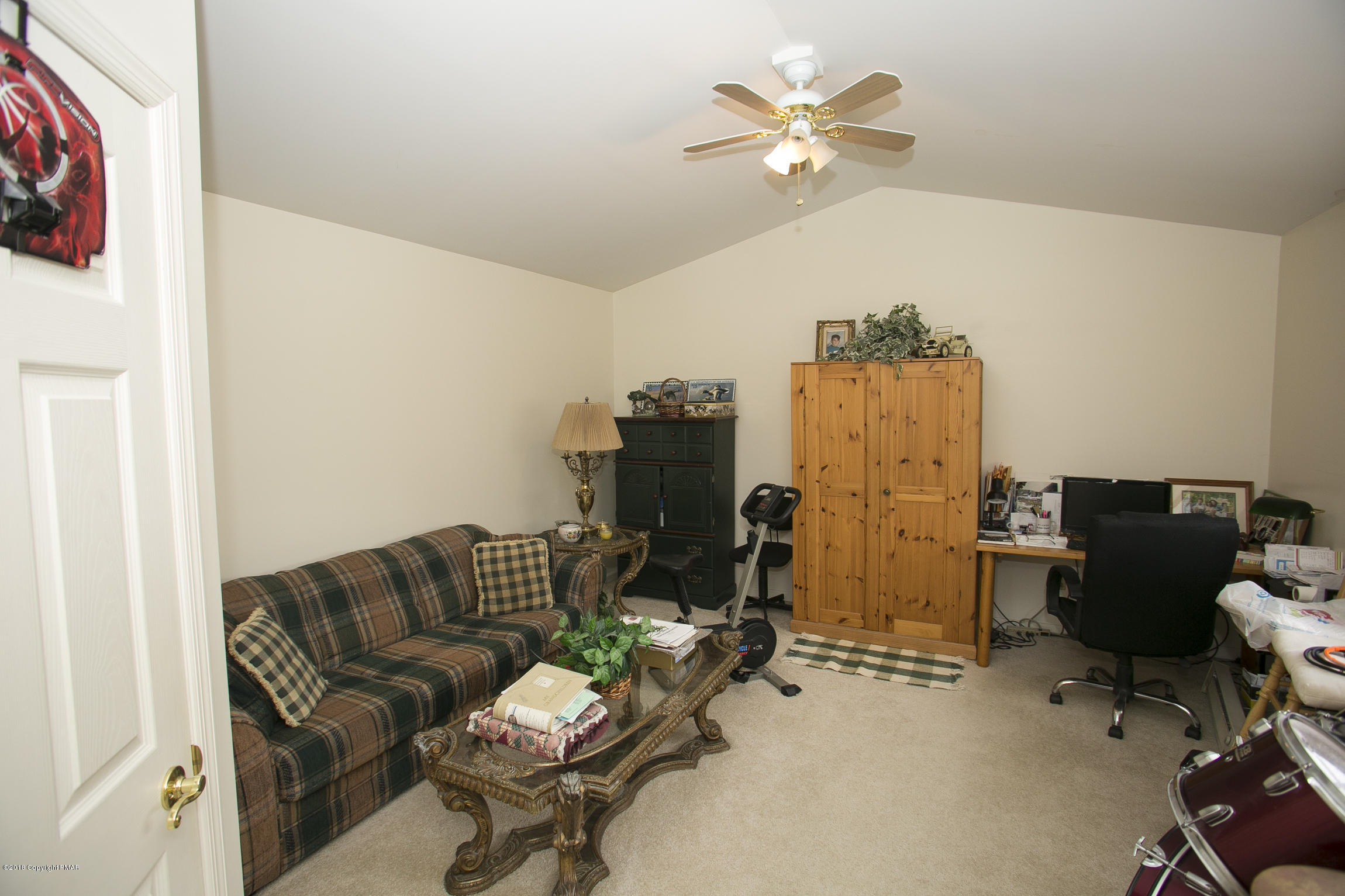 223 Cactus Road Stroudsburg, PA 18360 - Photo 20 of 38 a living room with furniture