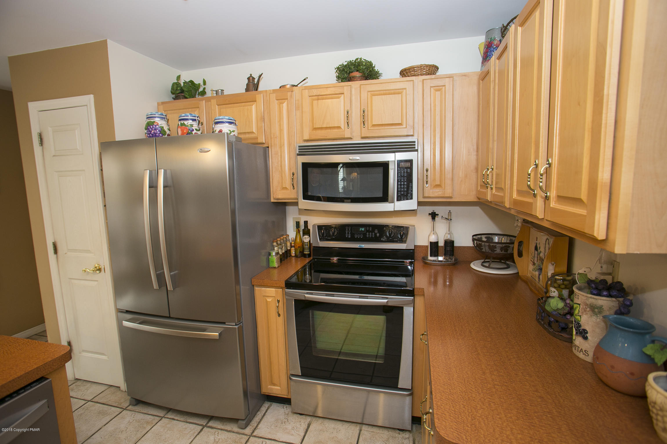 223 Cactus Road Stroudsburg, PA 18360 - Photo 3 of 38 a kitchen with a refrigerator stove and microwave
