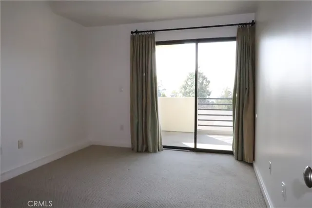 a view of empty room with window