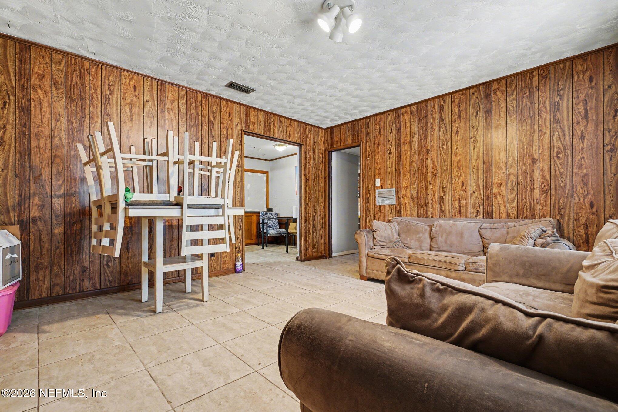 1826 Leon Road Jacksonville, FL 32246 - Photo 3 of 23 a living room with furniture