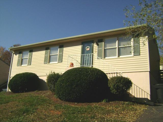 5359 Starkey Road Roanoke, VA 24018 - Photo 1 of 2 Location can't get any better!